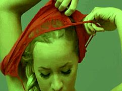 이 자지 굶은 젊은 애가 젖은 틈을 미친 듯이 장난감으로 놀려! 😈