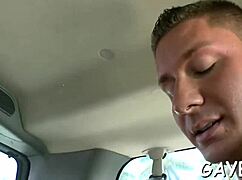 ゲイカップルが親密な瞬間を共有