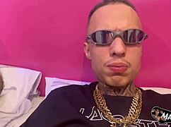 Chlap vydrží dvojitú penetráciu a dostane zadok roztrhaný.