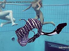 Katrin og Lucy som sexy undervannsbabser i bikini