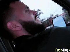 ¡Wow, esta amateur de reality chupa esa gran polla monstruosa tan fuerte al aire libre en escena interracial pública!