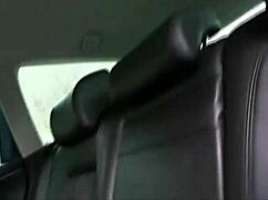 Потрясающая молодая Джина Дивайн показывает киску на публике! 🔥