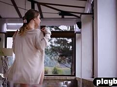 Diana Lark se sleče, razkriva majhne sise in veliko rit v spodnjem perilu