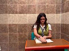 बड़ी छातियों वाली स्टूडेंट ने टीचर को चोदा इकोनॉमिक्स पास के लिए