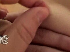 Wow! Smal tjej tar monsterkuk i första knull!