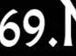 Teen 18+ fingerer sin våde fisse til orgasme