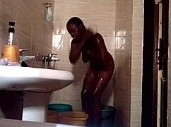 Brusebad bliver grimt med sød ebony Kuzy