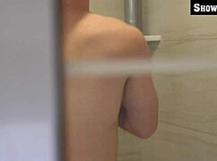 Michael geschokt door verrassingslul in de douche