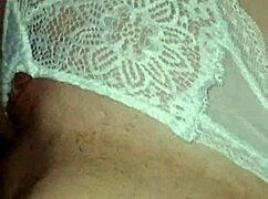 בלונדינית ספרדית מעירה אותי בשפשוף כוס עם זין מפלצתי בחצות