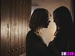 ナチュラルおっぱい女子二人が大学でロマンチックに絡む