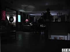 V tej skupinski sceni hudoben tip nagači petite latinsko 18+ mokro pičko po sesanju, njene majhne 18+ cike se treseta.