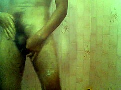 Gay sólový chlap si drká na pekný výstrek.