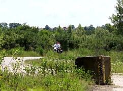 Коротковолосая шлюха с большими фейк сиськами — выдержишь трах на улице?