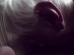 Geile oude man proeft zwarte kont en zuigt lul. Een wilde ontmoeting ontvouwt zich.