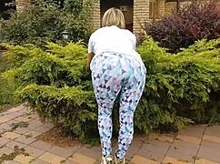 Vau, glej jo sesati tisti veliki glavičasti kurac in prositi za spermo!