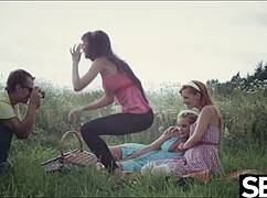 Očarljive lezbijke s popolnimi joški gostijo pičke na prostem