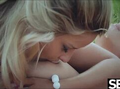 Потрясающие лесбиянки с идеальными сиськами пируют на киске на улице