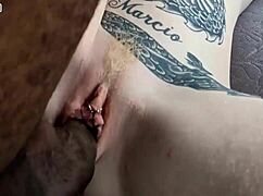 הבאתי חברה הביתה, אבל בעלי זיין אותנו שתינו בשלישיית קרימפיי ביסקסואלית