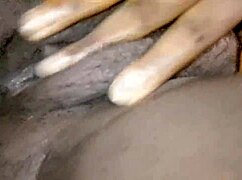 Χοντρή σόλο κούκλα λιπαίνει την σφιχτή υγρή πούτσα της και τελειώνει δυνατά