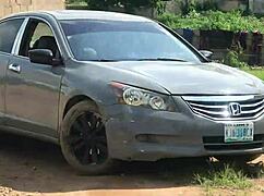 Amatører Emris53, Harveyxbush og Itxprincess kjører berg-og-dal-bane mens hun fingrer barbert fitte og stryker puppene