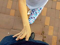 ¡Wow, mira cómo chupa esa polla grande con cabeza de hongo y ruega por semen!