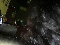 mientras el esposo trabaja el vecino atiende a la esposa