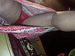 mientras el esposo trabaja el vecino atiende a la esposa