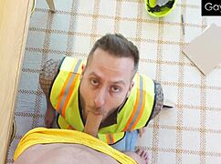 Tecnico Servizi il Cazzo Grasso di un Cliente Sotto la Doccia