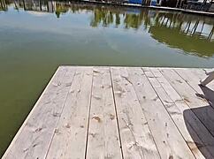 Zatlači svoj velik kurac v moja usta in me jebe, medtem ko se sončim! Tako vroče!