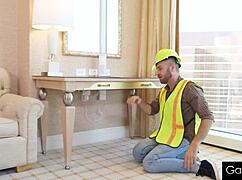 सर्विस टेक शावर में कस्टमर के मोटे लंड की सर्विस लेता