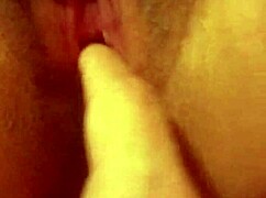 Tocandome Rico: Teen Masturbates to Orgasm