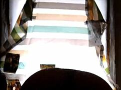 Vanillababyy adlı kız sıradan sahnede dans edip kendini okşuyor