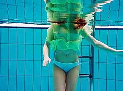 Nina Mohnatka sfoggia la sua figa stretta pelosa con audacia