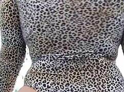 Vanillababyy adlı kız sıradan sahnede dans edip kendini okşuyor