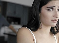 Cavolo! La figliastra diventa una vera troia sporca!