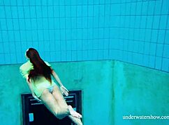 Nina Mohnatka obnaża ciasną owłosioną cipkę bezwstydnie