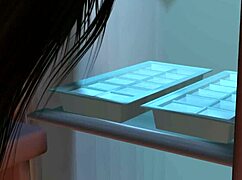 Hei rakan sebilik, mari main di dapur dengan tetek besar Asia itu