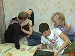 Les jeunes Foxy et Katy plongent dans un gangbang hardcore pour un combo sexe parfait avec fessée