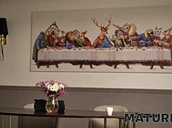 Mature4k Blondă europeană păcălește vecinul cu pizda rasă. Seducție matură sexy