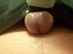 Kan du tro denne homse massasjen blir til håndjob med sæd som renner som regn?