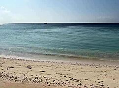 Обоссали девчонку на общественном пляже - полный шок