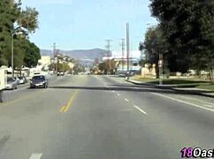 Follé con dedos a adolescente europea en público con tetas naturales y paja