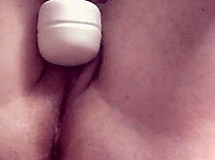 Žena se zavázanýma očima v submisivní hře