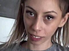 Candie Cross na kolanach, chcesz ten deepthroat facial?