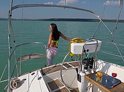 ויקי לאב מאצבעת את הכוס החרמנית שלה לבד על היאכט, מרגישה כל כך סקסית