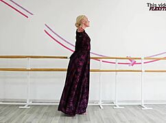 Anna Sigarga esittelee uskomattomia voimisteluliikkeitä jotka räjäyttävät mielesi tässä upeassa näytöksessä