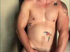 hey, den twink onanerer sin store pik i sollyset mens han viser sin monsterpik 😏