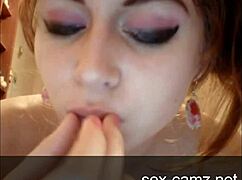 Cuplu tânăr blond devine sălbatic într-o sesiune de sex pe webcam