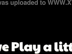 그녀가 저녁 식탁에서 젖은 보지 손가락질 해