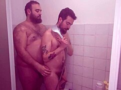 Bareback baszás a zuhany alatt teaser